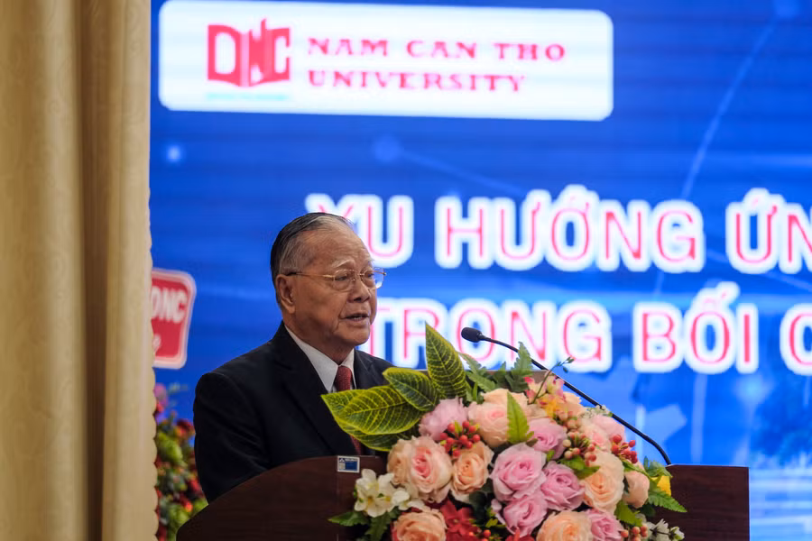 TS Nguyễn Văn Quang, Hiệu trưởng Trường ĐH Nam Cần Thơ phát biểu khai mạc Hội thảo.