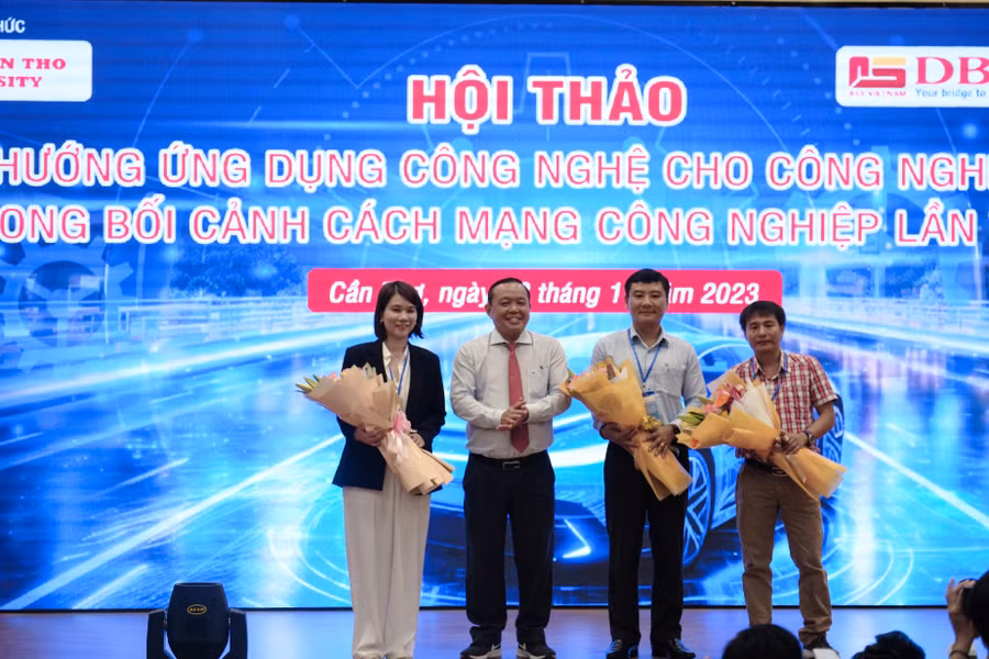 Tiến sĩ, luật sư Nguyễn Tiến Dũng, Chủ tịch Hội đồng quản trị Trường Đại học Nam Cần Thơ tặng hoa cho đại biểu.