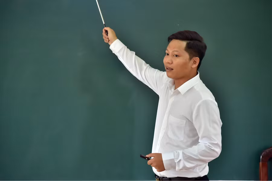 Thầy Châu Thanh trong giờ đứng lớp Thầy Châu Thanh trong giờ đứng lớp
