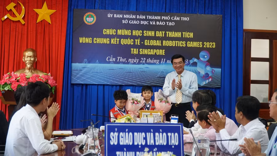 Ông Trần Thanh Bình, Giám đốc Sở GD&amp;ĐT TP Cần Thơ chúc mừng và ghi nhận những thành tích của huấn luận viên, học sinh.