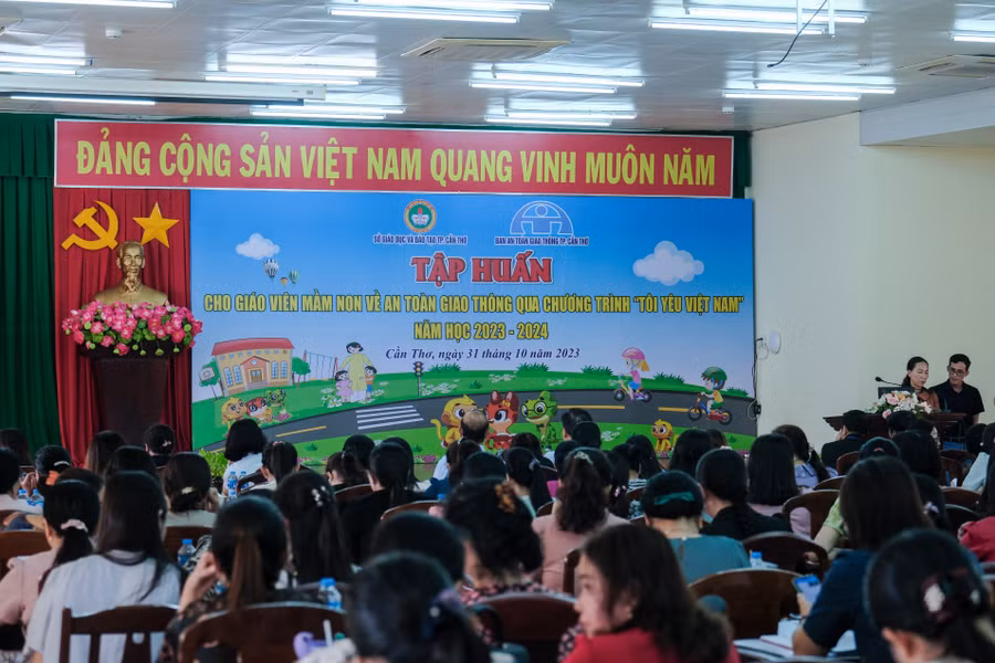 Sở GD&ĐT phối hợp với Ban ATGT thành phố tổ chức tập huấn cho giáo viên mầm non. Sở GD&ĐT phối hợp với Ban ATGT thành phố tổ chức tập huấn cho giáo viên mầm non.