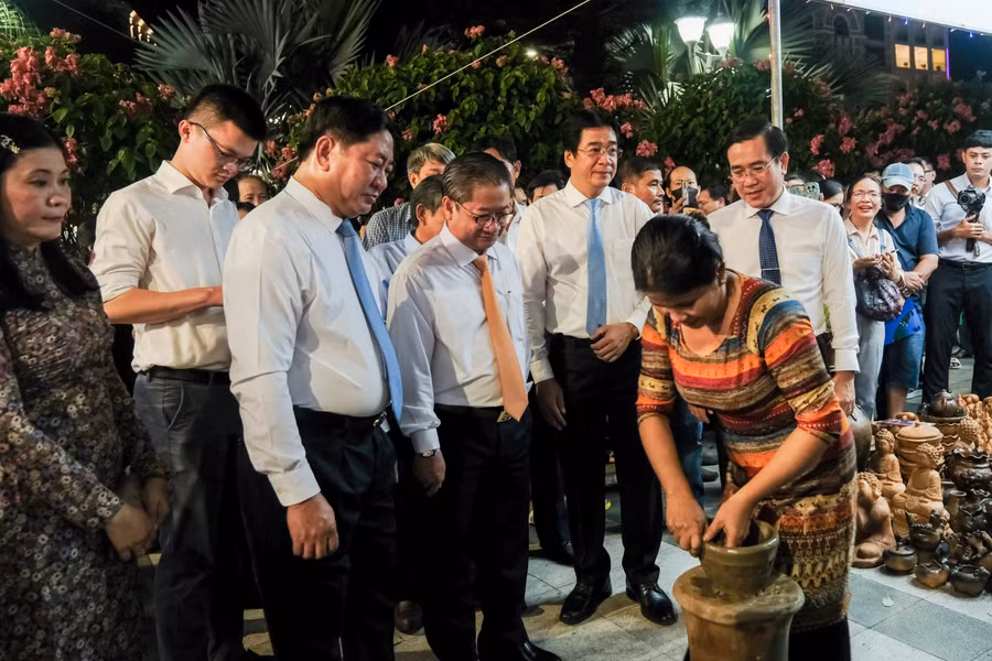Một số hoạt động biểu diễn của nghệ nhân tại gian hàng.