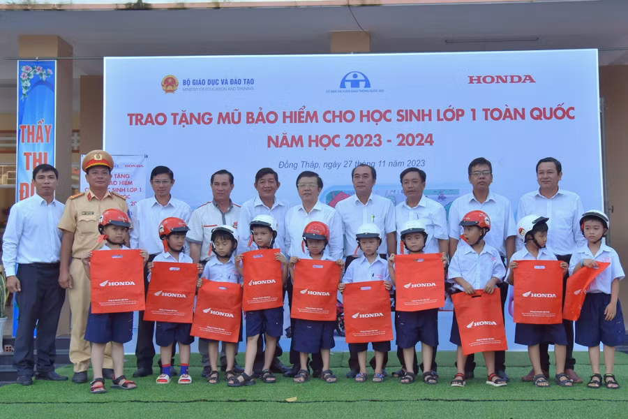 Lãnh đạo Sở GD&amp;ĐT cùng đại biểu trao tặng mũ bảo hiểm cho các em học sinh