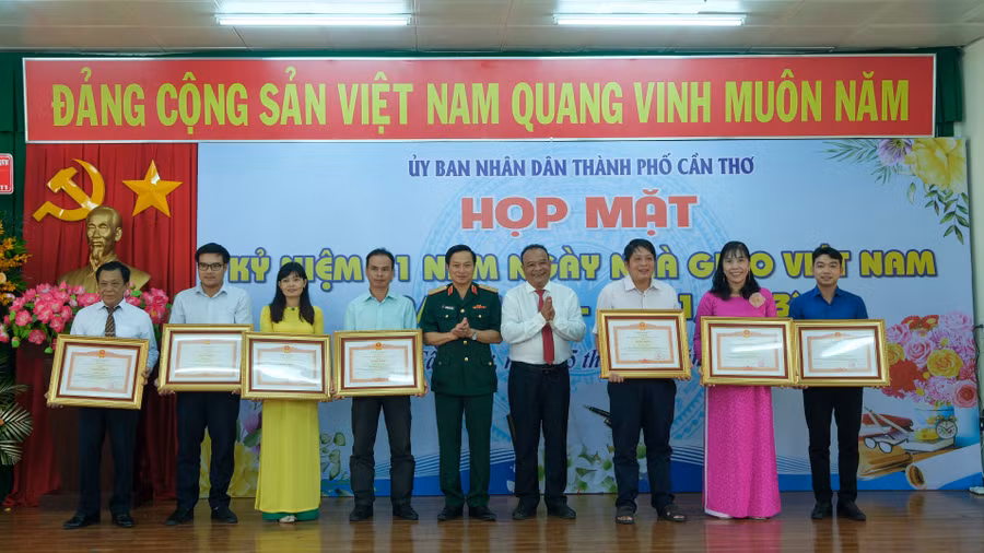 Ban tổ chức cũng công bố và trao thưởng cho tập thể, cá nhân đạt thành tích.