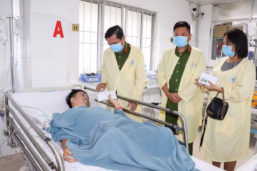 Lãnh đạo Công an huyện Long Hồ đã đến thăm và trao 100 triệu đồng cho Đại úy công an Trần Hoàng Ngôi.