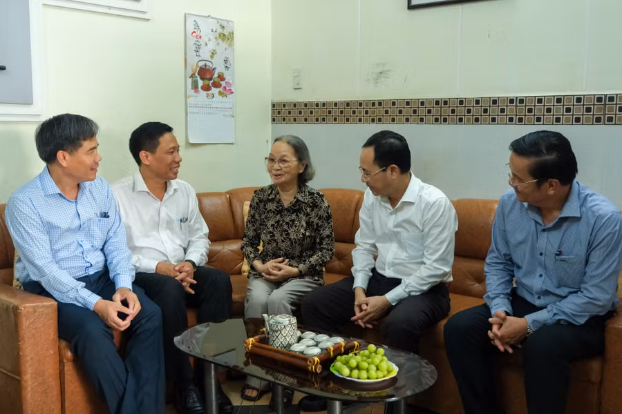 Nhà giáo ưu tú Nguyễn Thị Minh Kính ôn lại những kỷ niệm đứng trên bục giảng. Nhà giáo ưu tú Nguyễn Thị Minh Kính ôn lại những kỷ niệm đứng trên bục giảng.