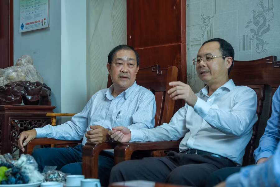 GS.TS Hà Thanh Toàn cùng Bí thư Thành ủy Cần Thơ trao đổi công tác phối hợp giữa Trường ĐH Cần Thơ và thành phố trong thời gian qua. GS.TS Hà Thanh Toàn cùng Bí thư Thành ủy Cần Thơ trao đổi công tác phối hợp giữa Trường ĐH Cần Thơ và thành phố trong thời gian qua.