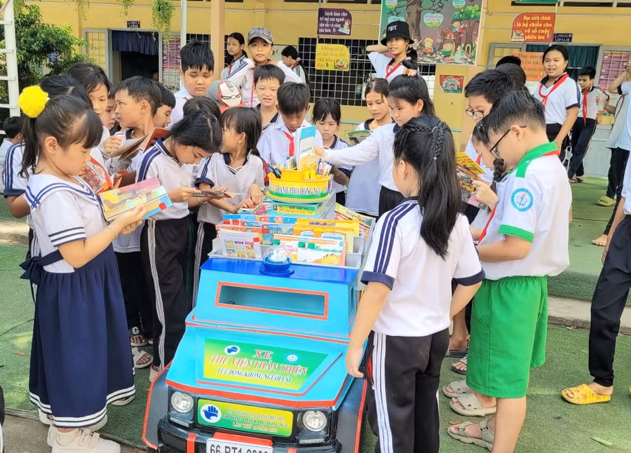 Mô hình Xe thư viện lưu động không người lái tại trường Tiểu học Bình Thạnh 1 (Tp Hồng Ngự)