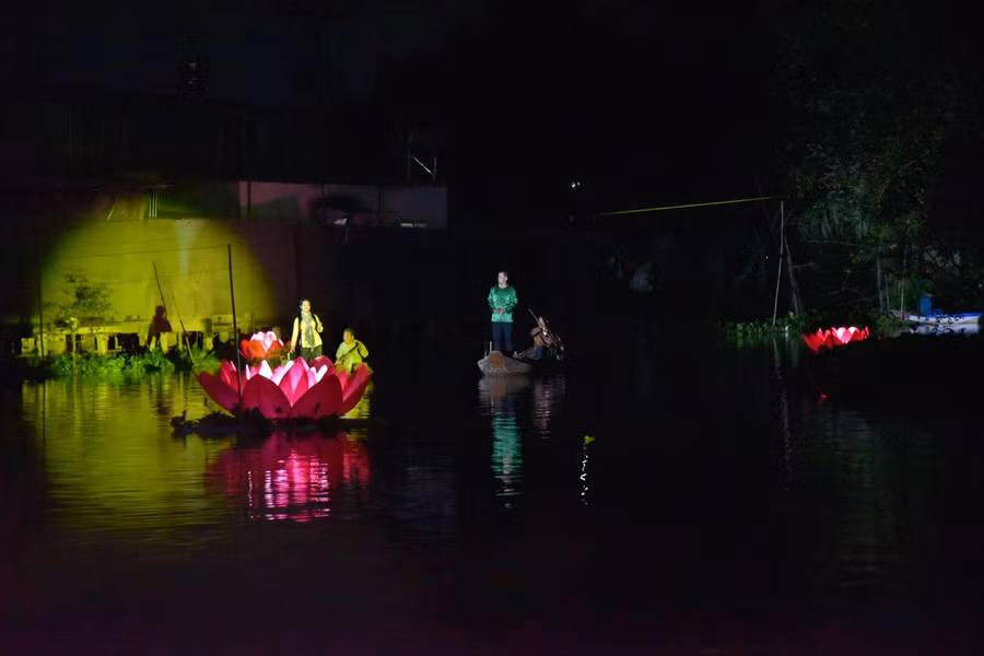 Câu hò Đồng Tháp được cất lên từ những người dân lao động qua show diễn thực cảnh.