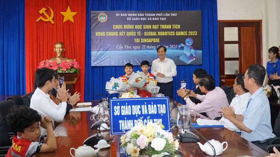 Ông Nguyễn Phúc Tăng, Phó Giám đốc Sở GD&amp;ĐT tặng hoa và giấy khen cho học sinh đạt giải.