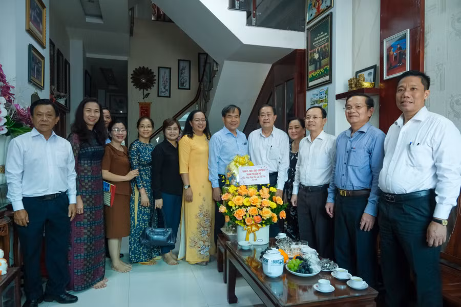 Bí thư Thành uỷ Cần Thơ cùng đoàn đến nhà riêng thăm hỏi, chúc mừng các nhà giáo, cán bộ quản lý giáo dục đã về hưu. Bí thư Thành uỷ Cần Thơ cùng đoàn đến nhà riêng thăm hỏi, chúc mừng các nhà giáo, cán bộ quản lý giáo dục đã về hưu.