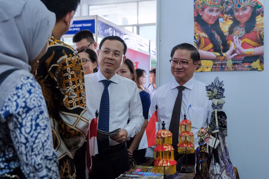 Lãnh đạo thành Uỷ, UBND thành phố cùng đại biểu tham quan gian hàng. Lãnh đạo thành Uỷ, UBND thành phố cùng đại biểu tham quan gian hàng.