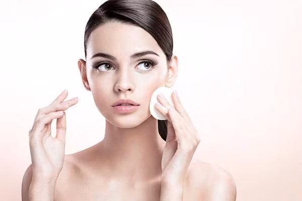 Cho thêm thứ rẻ tiền này vào nước rửa mặt, làn da đẹp đến bất ngờ