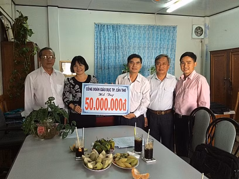 Công đoàn Giáo dục TP Cần Thơ hỗ trợ giáo viên, học sinh vùng khó tỉnh Cà Mau. Ảnh: V. Hiên