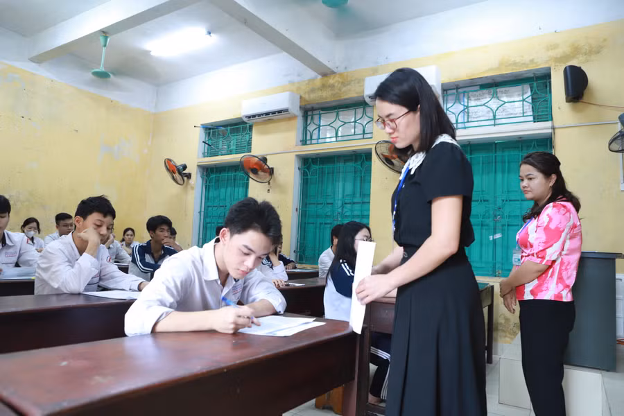 Thí sinh tới làm thủ tục dự thi tại điểm thi Trường THPT Trần Hưng Đạo, TP Nam Định. Ảnh: Đình Tuệ. Thí sinh tới làm thủ tục dự thi tại điểm thi Trường THPT Trần Hưng Đạo, TP Nam Định. Ảnh: Đình Tuệ.