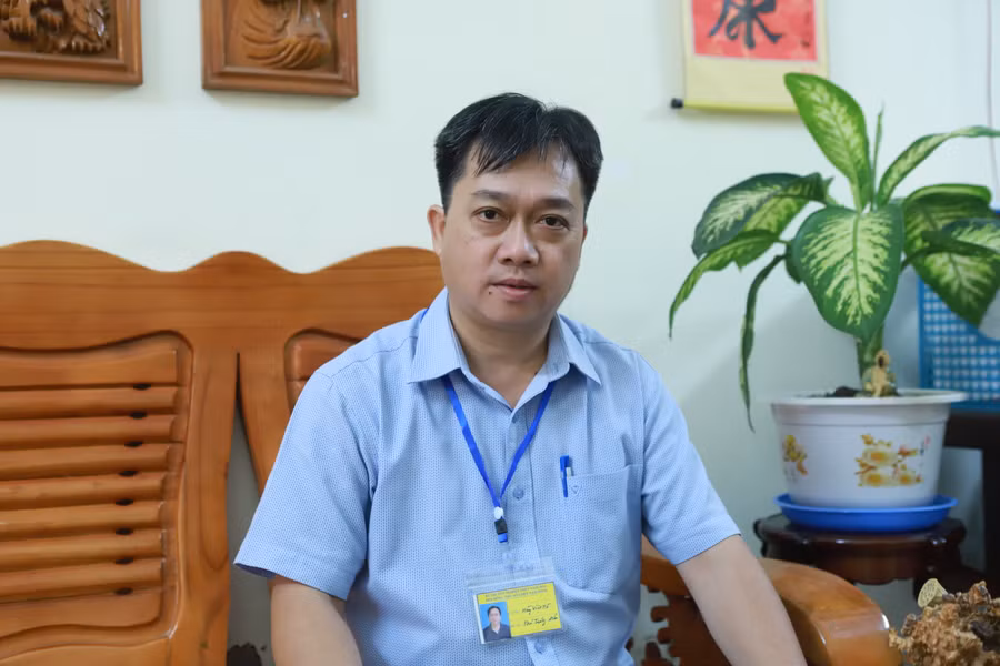Thầy Hoàng Việt Hà - Phó Hiệu trưởng, Phó Trưởng Điểm thi Trường THPT Trần Hưng Đạo. Ảnh: Đình Tuệ. Thầy Hoàng Việt Hà - Phó Hiệu trưởng, Phó Trưởng Điểm thi Trường THPT Trần Hưng Đạo. Ảnh: Đình Tuệ.