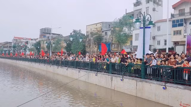 Người dân Hải Phòng đổ xô đi ngắm đàn thiên nga trên sông Tam Bạc - 2