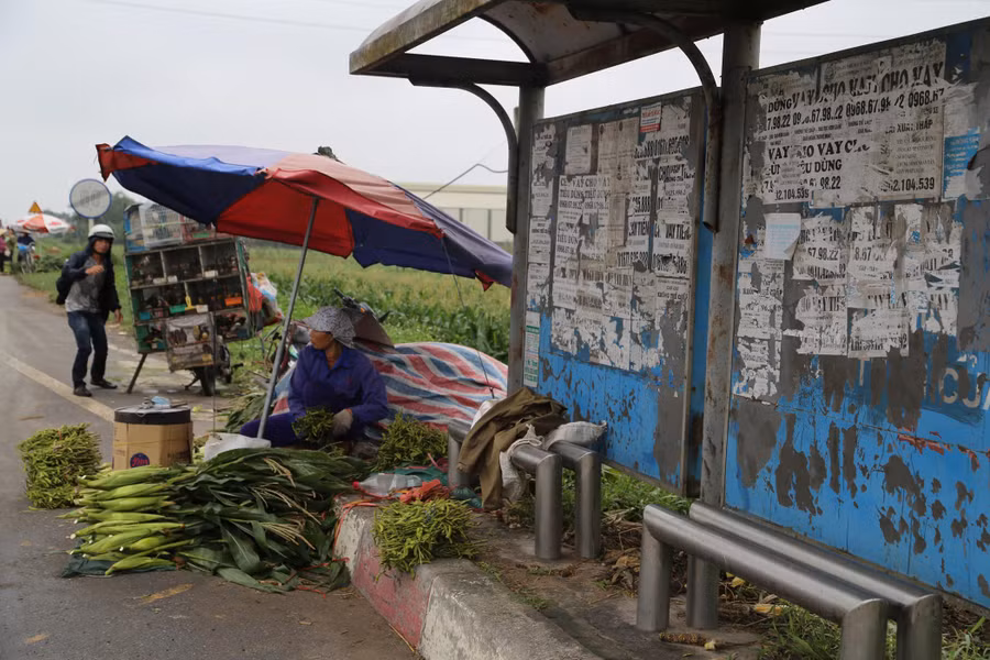 Cảnh buôn bán bên trạm chờ xe buýt
