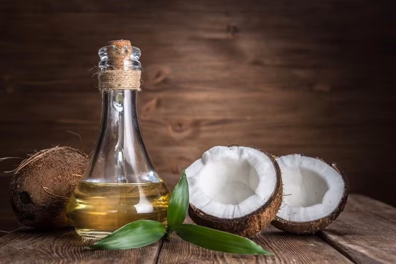Dùng một chút dầu ôliu hay dầu dừa ấm mát-xa nhẹ nhàng lên da đầu và ủ trong 1 giờ, giúp loại sạch gàu, mái tóc khỏe mạnh.