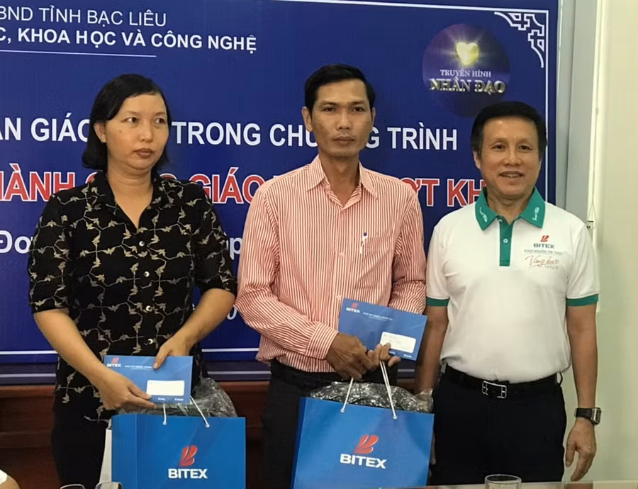 Ông Nguyễn Xuân Dũng trong chuyến ghé thăm thầy Huỳnh Đinh Lăng và cô Phan Thị Mai.