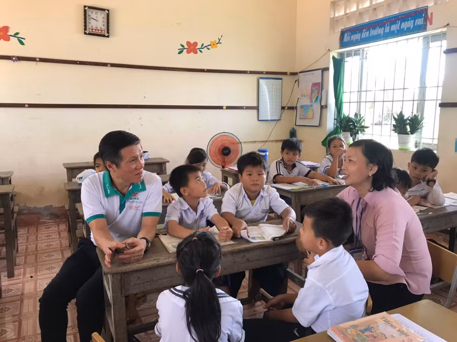 Ông Nguyễn Xuân Dũng - Chủ tịch HĐQT Công ty BITEX trong một chuyến về Bạc Liêu để chia sẻ với cô giáo Phan Thị Mai.