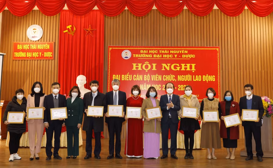 PGS.TS Nguyễn Tiến Dũng, Bí thư Đảng ủy, Hiệu trưởng trường Đại học Y – Dược trao bằng khen của Bộ GD&ĐT cho tập thể lao động xuất sắc