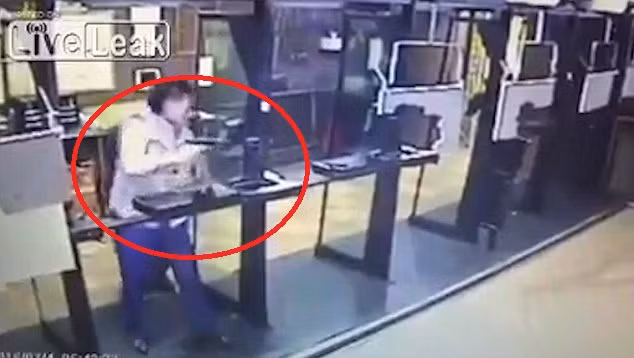 gi sung vao nguc ban khong chet, nguoi ben canh lanh dan hinh anh 1