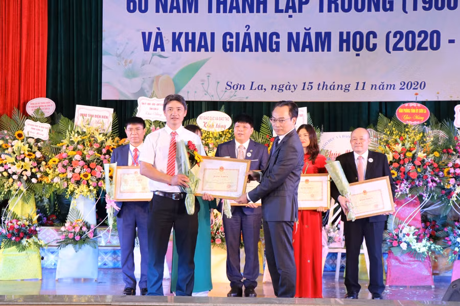 PGS, tiến sỹ Hoàng Minh Sơn, Thứ trưởng Bộ GD&amp;ĐT trao Bằng khen cho các tập thể, cá nhân có thành tích xuất sắc