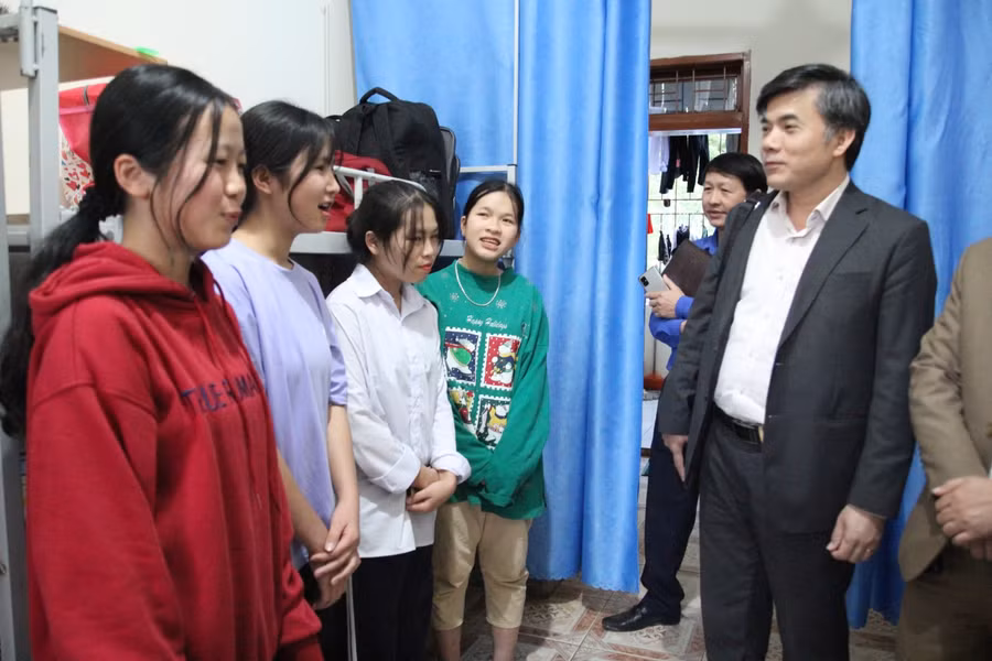 Ông Bùi Văn Linh thăm ký túc xá của học sinh trường Nội trú tỉnh Sơn La.