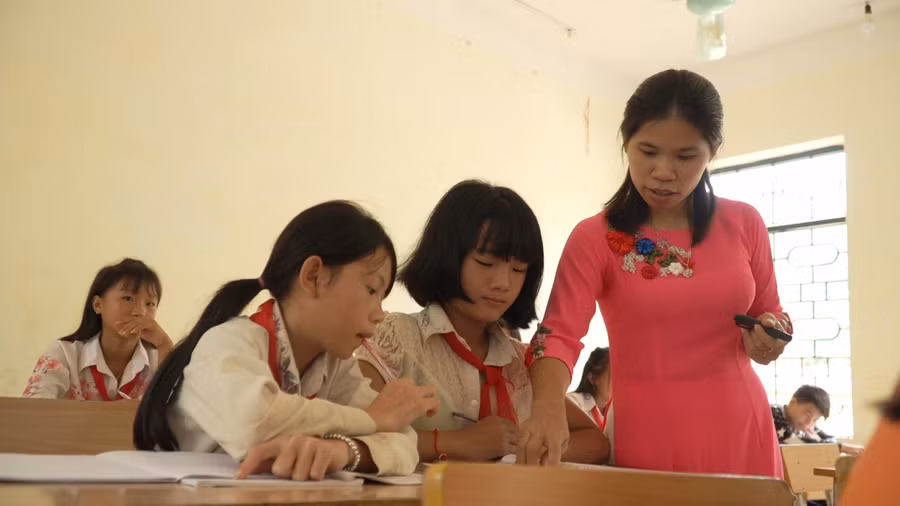 Cô giáo Bùi Thị Hoài miệt mài giảng bài cho học sinh vùng cao