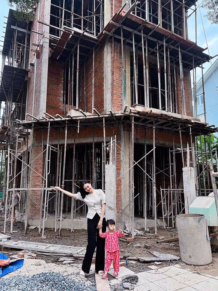 Ninh Dương Lan Ngọc khoe căn biệt thự đang xây dựng cho gia đình. (Ảnh: FB Ninh Dương Lan Ngọc). Ninh Dương Lan Ngọc khoe căn biệt thự đang xây dựng cho gia đình. (Ảnh: FB Ninh Dương Lan Ngọc).