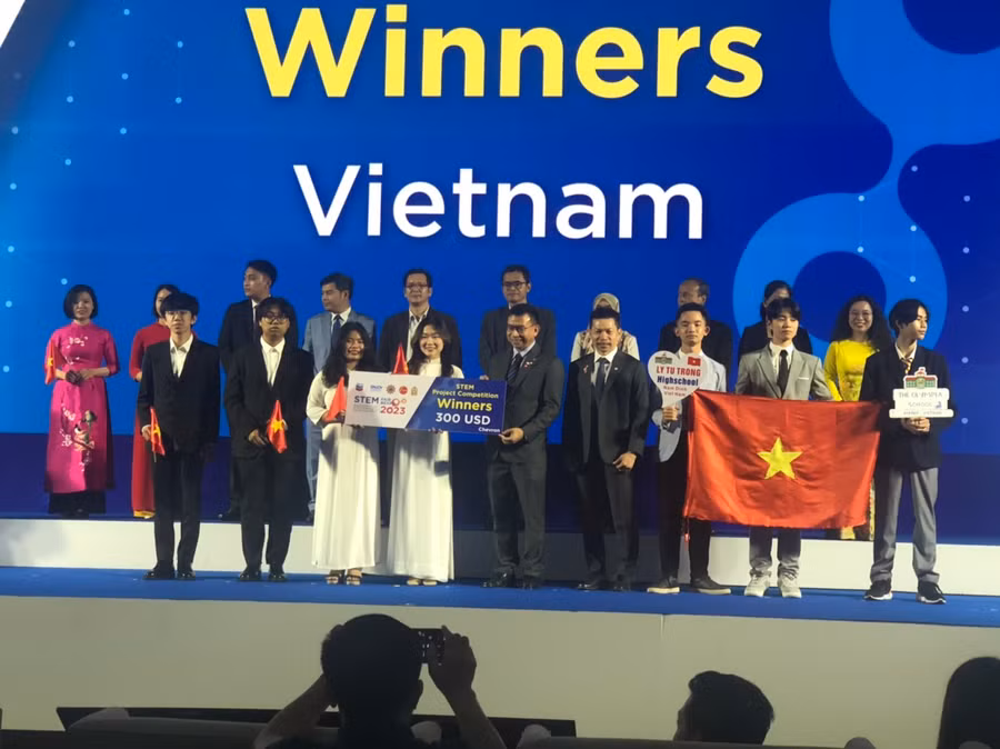 Ban tổ chức trao giải cho các học sinh có dự án đoạt giải xuất sắc tại cuộc thi.