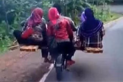 Kiểu đi xe máy chỉ có ở Indonesia