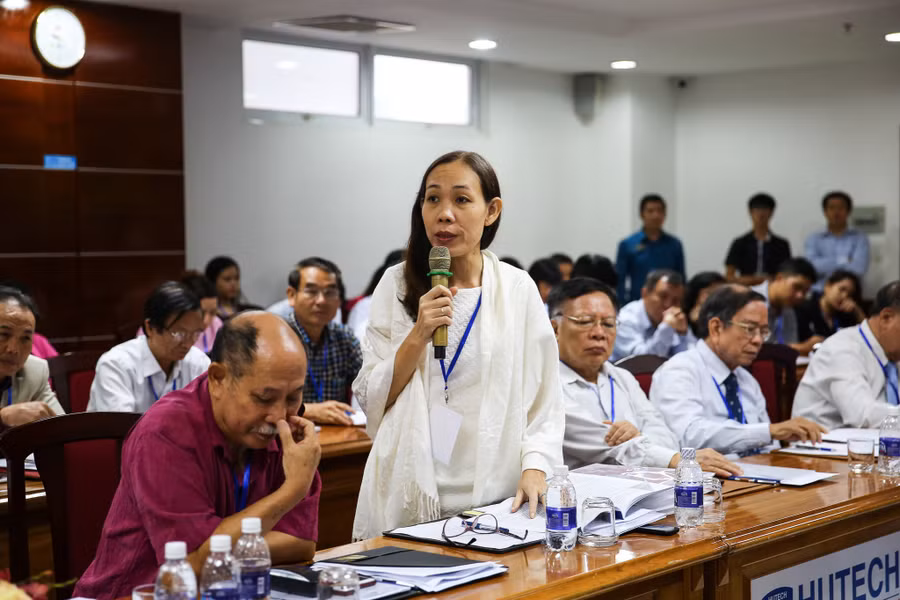 Đại diện Trường Đại học Văn Lang nêu ý kiến tại hội nghị Đại diện Trường Đại học Văn Lang nêu ý kiến tại hội nghị