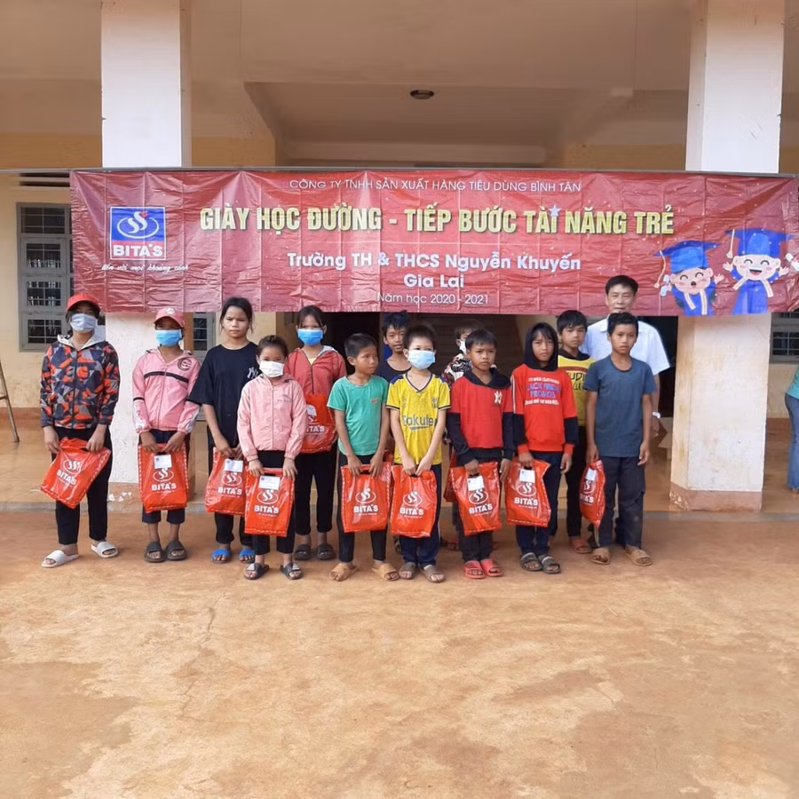 Chương trình "Giày học đường - Tiếp bước tài năng trẻ” của Bita’s trao quà tặng tại Trường Tiểu học &amp; THCS Nguyễn Khuyến – Gia Lai