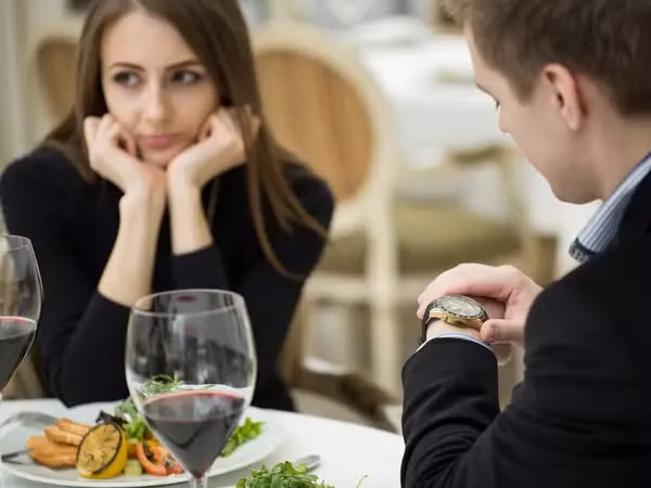 Đàn ông luôn đánh giá cao những phụ nữ đề nghị trả phần hóa đơn của họ. (Ảnh: ITN).