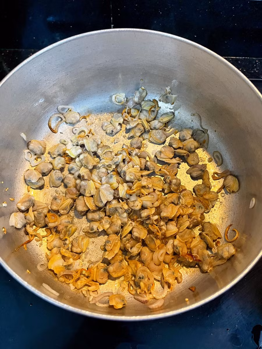 Ngao xào qua với hành khô phi thơm.