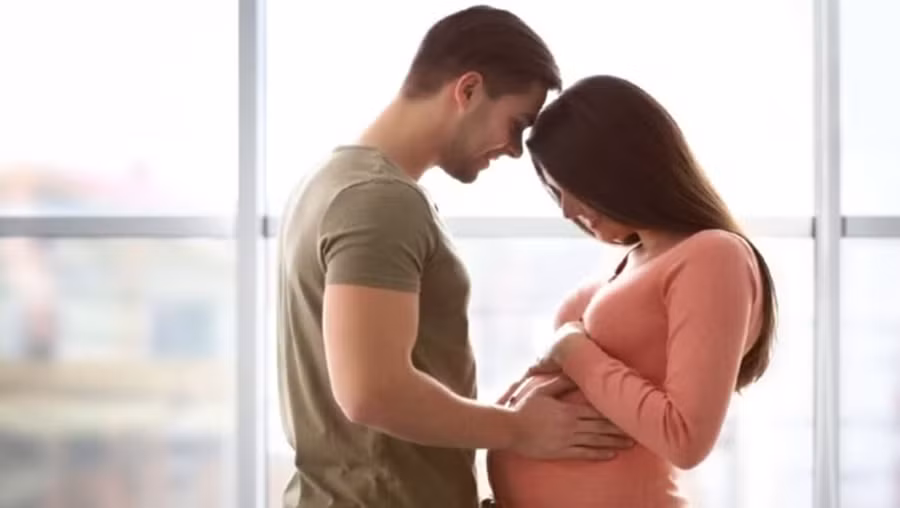 Những biến động về cảm xúc, chẳng hạn như tâm trạng thất thường và lo lắng về việc mang thai, cũng có thể ảnh hưởng đến ham muốn tình dục. (Ảnh: ITN)