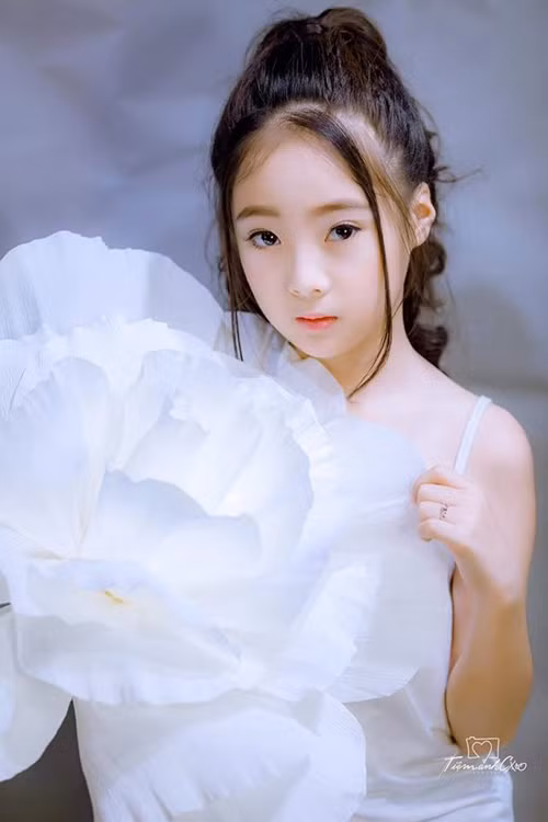 Cô bé Bảo Vy. Vẻ dễ thương của cô bé Bảo Vy.