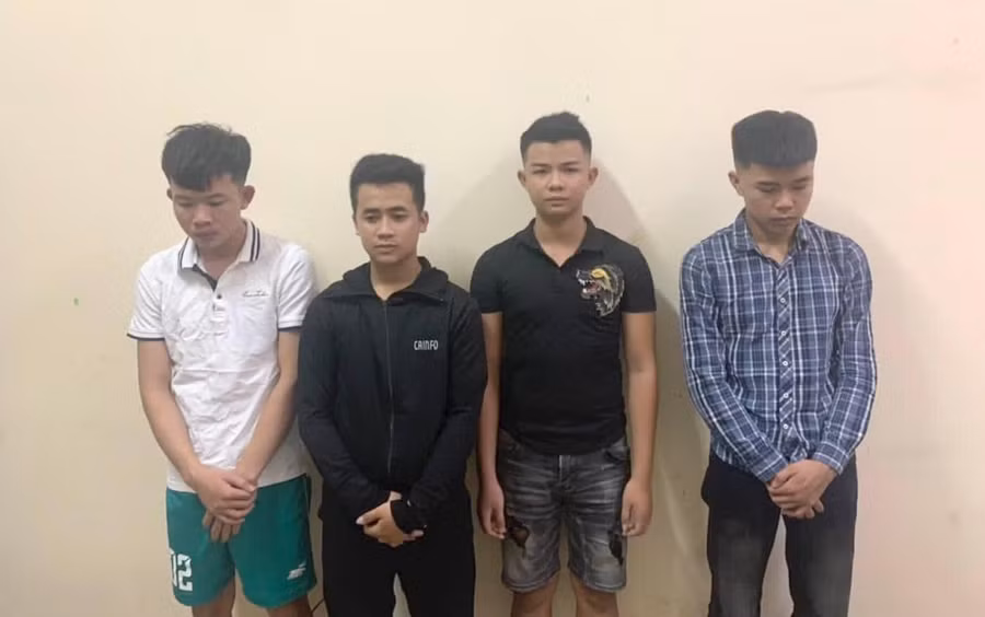 Các đối tượng phá hoại ruộng dưa hấu bị Công an huyện Diễn Châu bắt giữ.