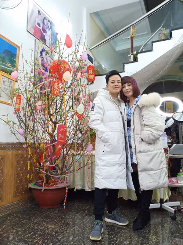 Vợ chồng cô dâu 62 tuổi diện áo đôi, khoe hình ảnh đầy hạnh phúc, tình tứ trong ngày Valentine khiến giới trẻ ghen tị - Ảnh 3.