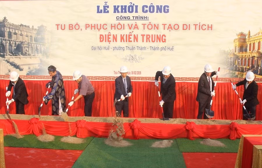Ông Nguyễn Ngọc Thiện, Bộ trưởng Bộ VHTT&DL và ông Nguyễn Dung, Phó Chủ tịch UBND tỉnh Thừa Thiên- Huế cùng các đại biểu động thổ khởi công dự án