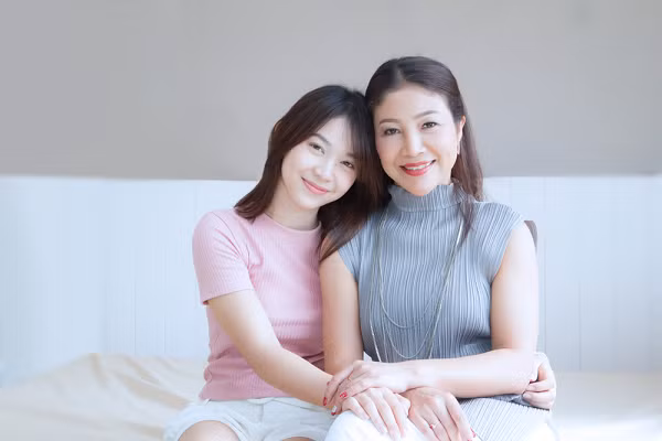 Phát hiện ra con gái đã biết yêu, tôi bối rối và lo lắng vô cùng vì hành động khác lạ của con - Ảnh 1.