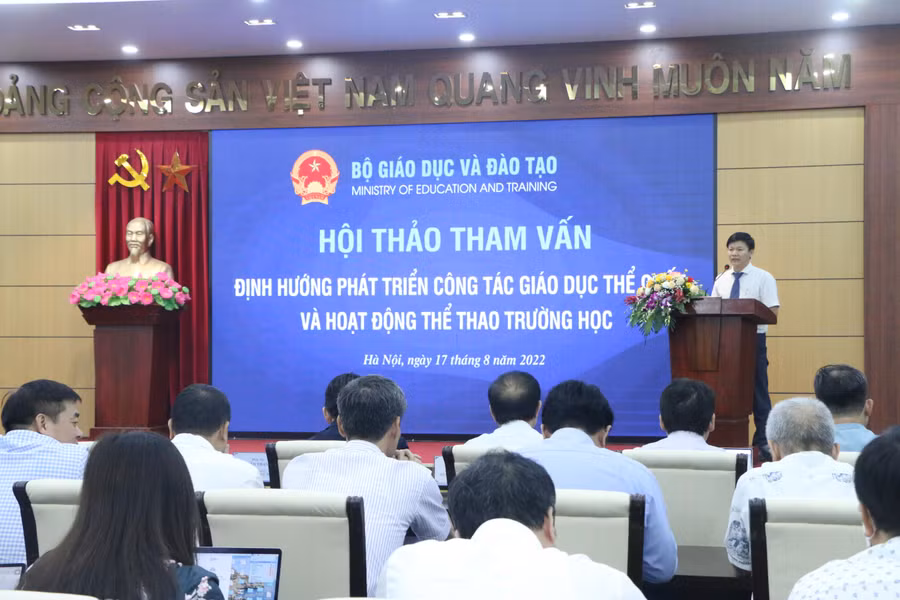 Vụ trưởng Vụ Giáo dục thể chất Nguyễn Thanh Đề báo cáo đề dẫn tại hội thảo.