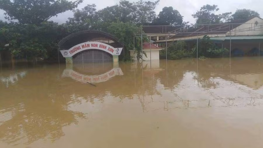 Tại trường mầm non Thọ Sơn (Anh Sơn), mưa lớn gây ngập lụt toàn bộ khu vực trường. Học sinh vẫn đang trong thời gian nghỉ học, chờ nước rút để đi học lại.