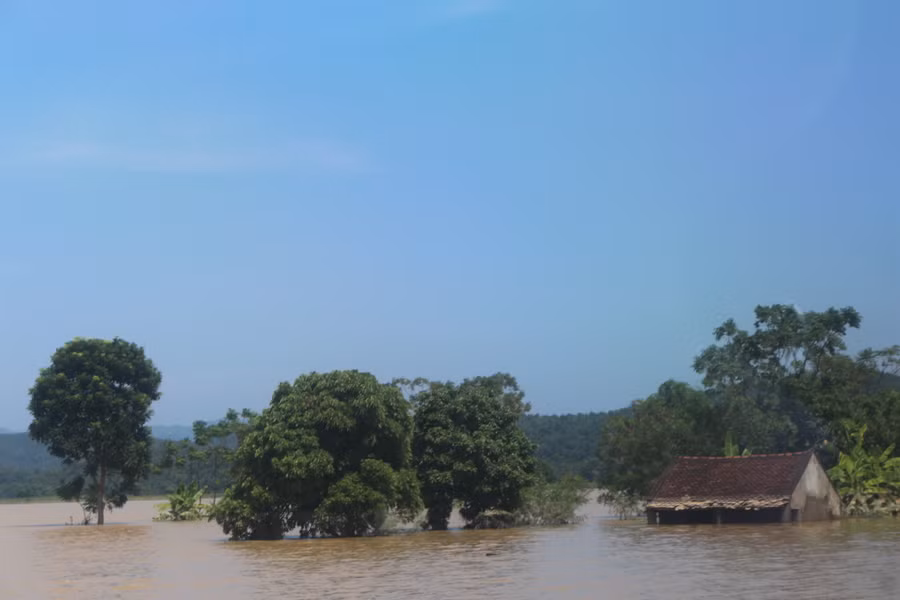 Dân gồng mình khắc phục thiệt hại sau lũ