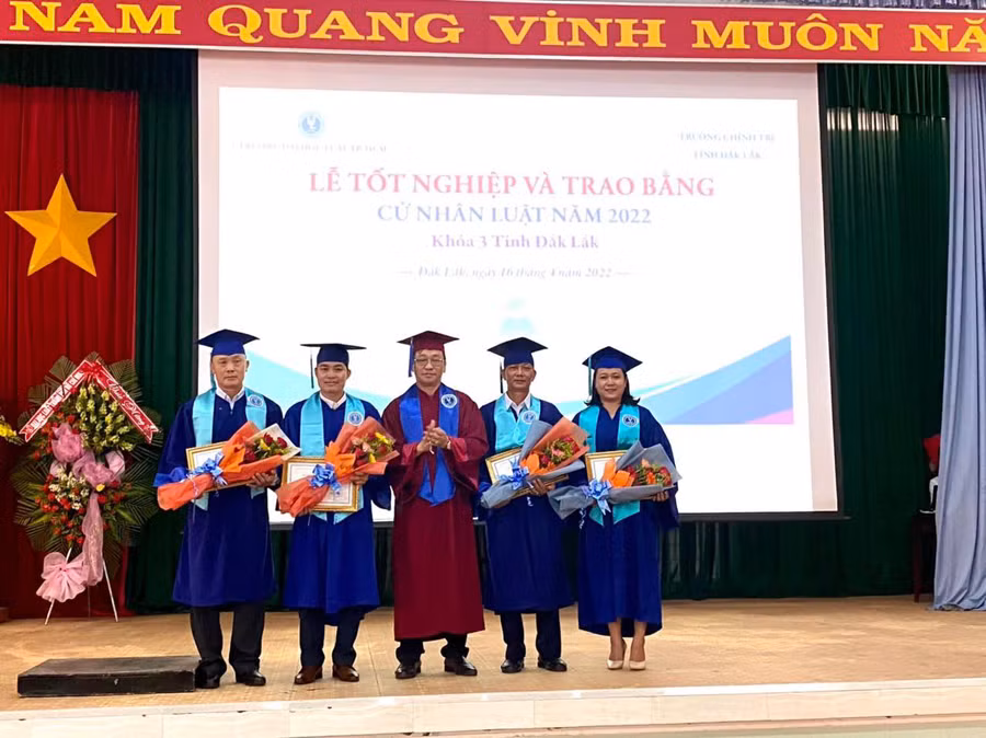 Các tân cử nhân vui mừng trong ngày nhận bằng tốt nghiệp.