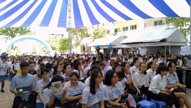 Đông đảo sinh viên khoa GDTH tham dự ngày hội