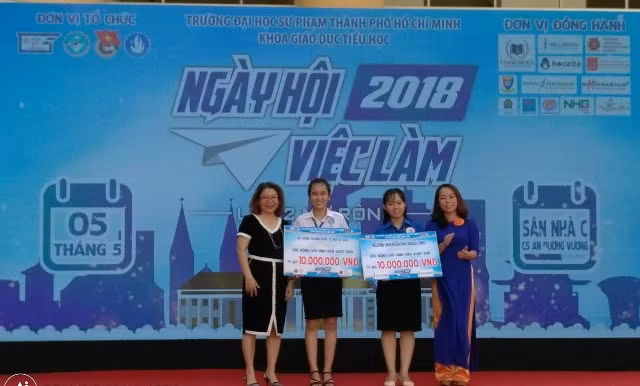 Đại diện các đơn vị trường học trao biểu trưng tài trợ học bổng cho các SV của khoa GDTH
