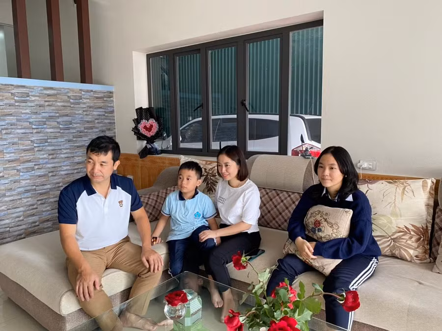 Hồng Dương (áo đen) cùng gia đình quây quần xem ti vi Hồng Dương (áo đen) cùng gia đình quây quần xem ti vi